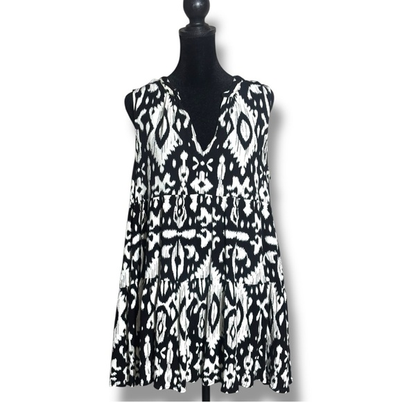 Steve Madden Tops - Steve Madden Black and White Aztec Patterned Sleeveless Tiered V-neck Tunic top